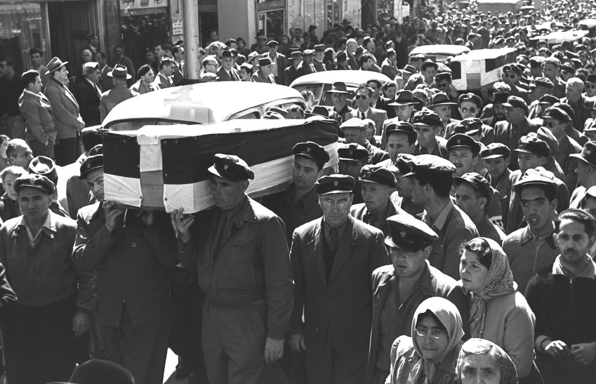 من جنازة قتلى هجوم "معاليه عقرفيم" (أرشيف مكتب الصحافة الحكومي الصهيوني).