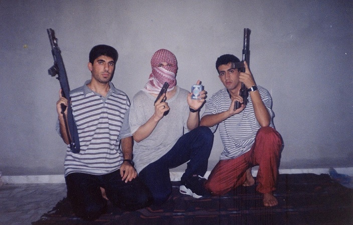 الشهداء الثلاثة: من اليمين بشار صوالحة، خليل الشريف مُلثماً، ويوسف الشولي. المصدر: المجموعة الخاصة بالباحث بلال شلش.