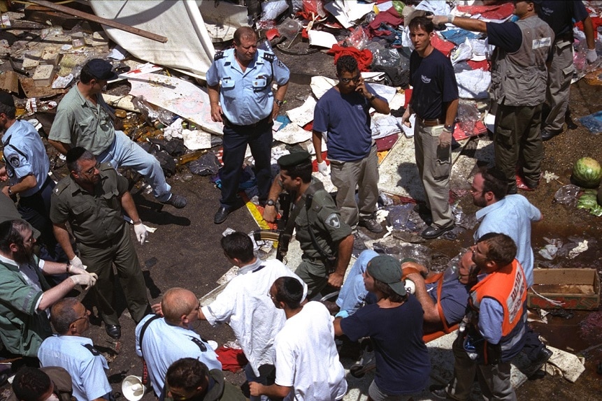 إخلاء المصابين بعد العملية الثلاثية في"محانيه يهودا"، المصدر: الأرشيف الحكومي الإسرائيلي.