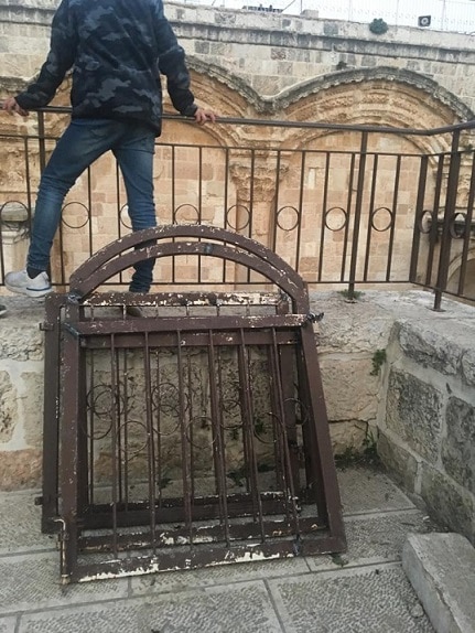 بقايا الباب الحديدي المخلوع مساء الأربعاء 20.02.2019، عدسة: متراس
