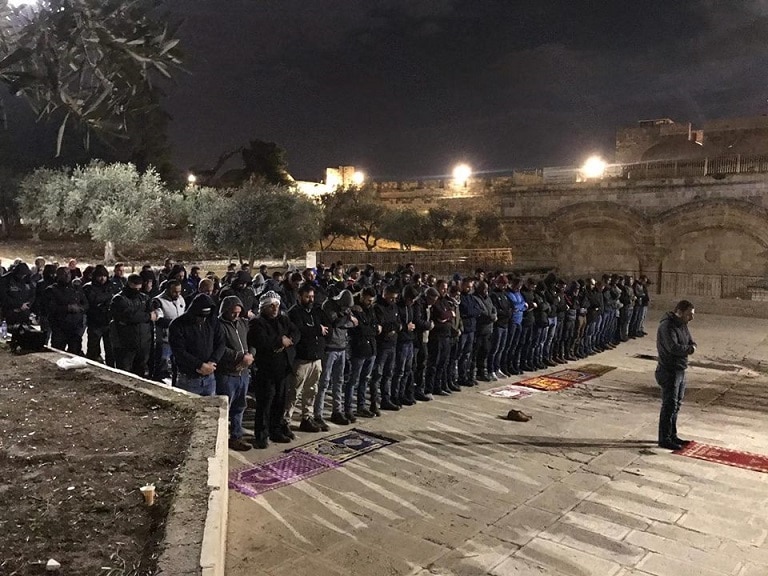 فلسطينيون يصلون العشاء يوم أمس الثلاثاء بمحاذاة باب الرحمة. المصدر: شبكات التواصل الاجتماعي