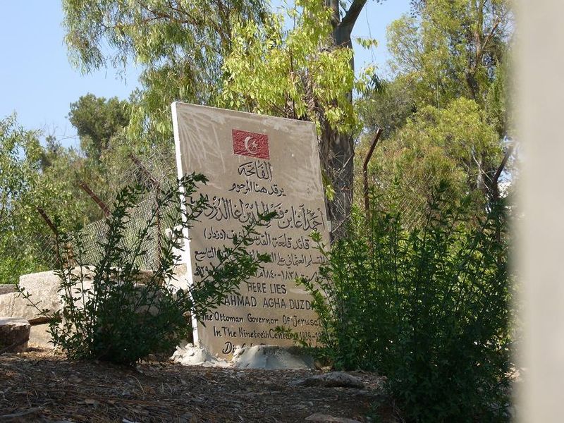 قبر أحمد آغا دزدار العسلي، قائد قلعة القدس المتوفى عام 1863 ورممت قبره الحكومة التركية بالتعاون مع لجنة الدفاع عن المقابر الإسلامية في القدس وذلك في عام 2005