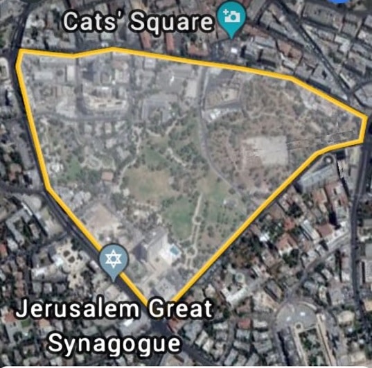 المساحة الأصلية لمقبرة مأمن الله تساوي 208 دونمات، تم حساب المساحة باستخدام تطبيق Google Earth.