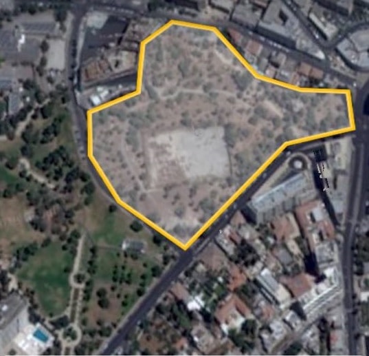 : الجزء الغربي الشرقي المتبقي من المقبرة ومساحته بالاستعانة بتطبيق جوجل إيرث تقارب 42 دونماً، ويظهر متحف التسامح قيد البناء في أعلى يسار التحديد وقد قضم 8 دونماتٍ.