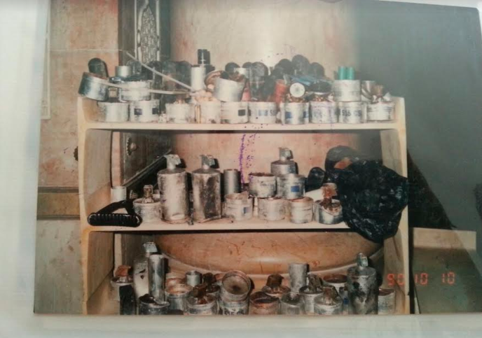 بعض من بقايا قنابل الغاز التي أطلقت على المرابطين في المسجد الأقصى. عدسة: محمود جدّة.