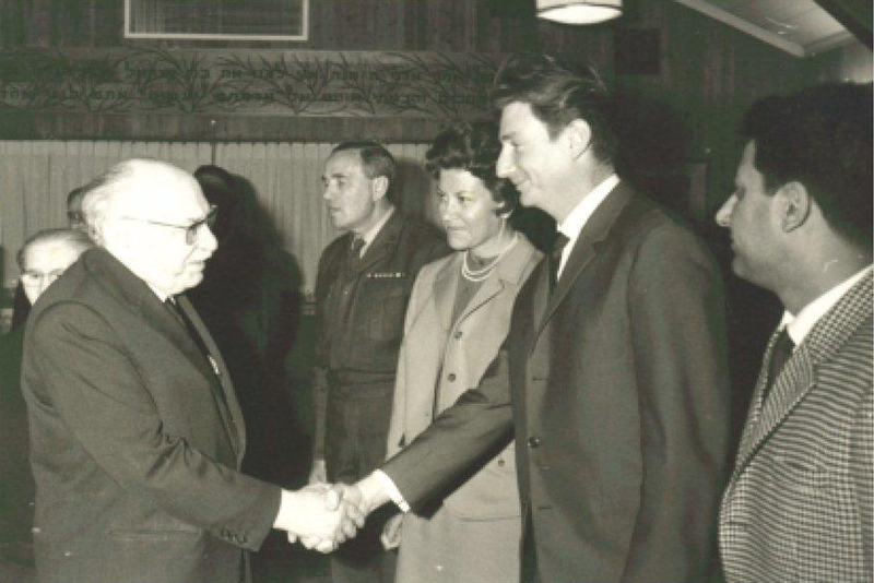 شنيئور زلمان شازار، رئيس دولة الاحتلال في الفترة 1963-1973، يستقبل أعضاءً من "خلية لافون" بعد الإفراج عنهم من السجون المصريّة، بعد صفقة تبادل للأسرى عقدت مع مصر عام 1968. (ويكيبيديا الإنجليزية).
