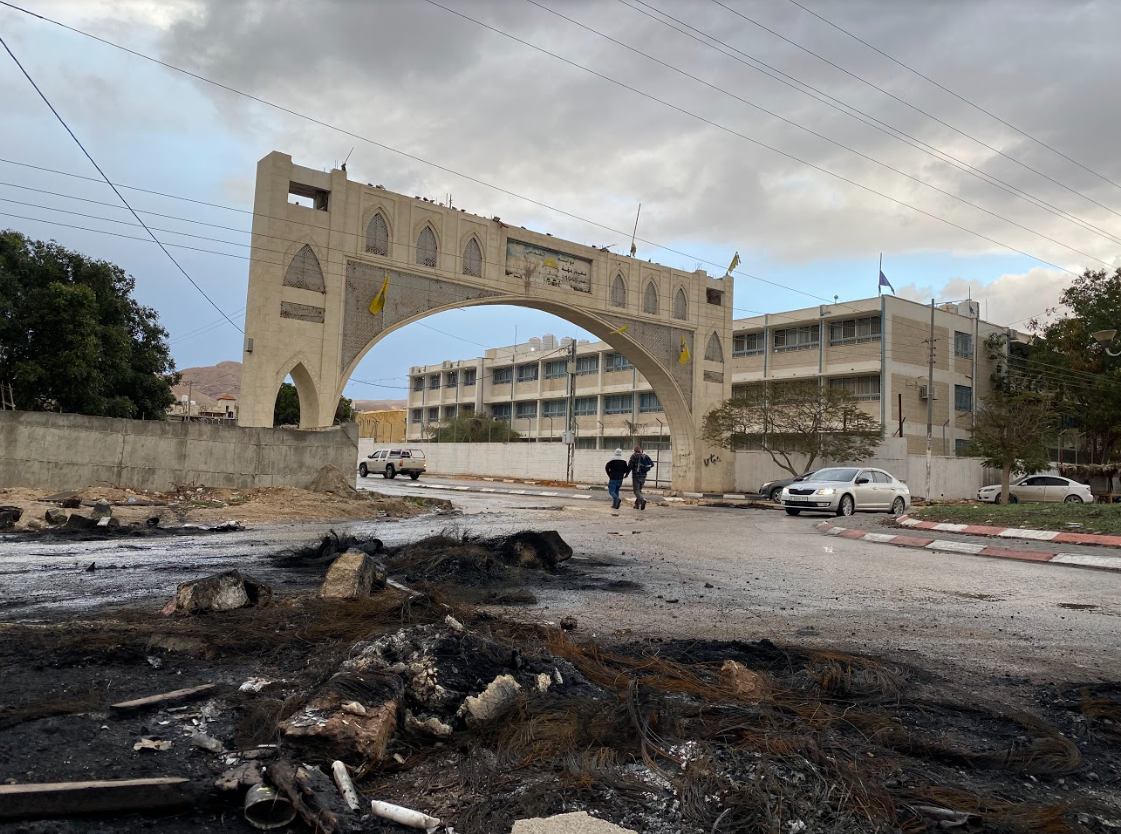 مدخل مخيم عقبة جبر كما بدا في اليوم التالي لارتقاء الشهداء. (عدسة: شذى حماد).