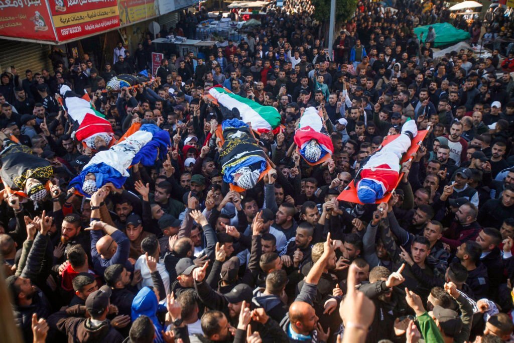 26 كانون الثاني 2023، جنين، آلاف الفلسطينيين يُشيعون جثامين 8 شهداء فلسطينيين من بين عشرة شهداء قُتِلوا برصاص جيش الاحتلال بعد اقتحامها مدينة جنين، شمال الضفة الغربيّة. (ناصر اشتية/ وكالة الصحافة الفرنسية).