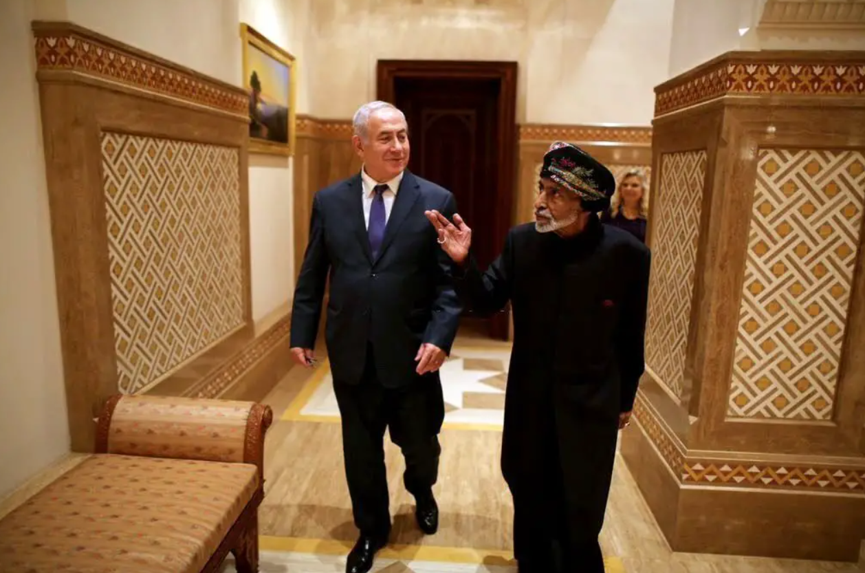 26 تشرين الأول 2018، مسقط، عُمان. رئيس وزراء الاحتلال بنيامين نتنياهو في ضيافة السلطان العُماني قابوس بن سعيد (مكتب رئيس وزراء الاحتلال/ Getty Images).