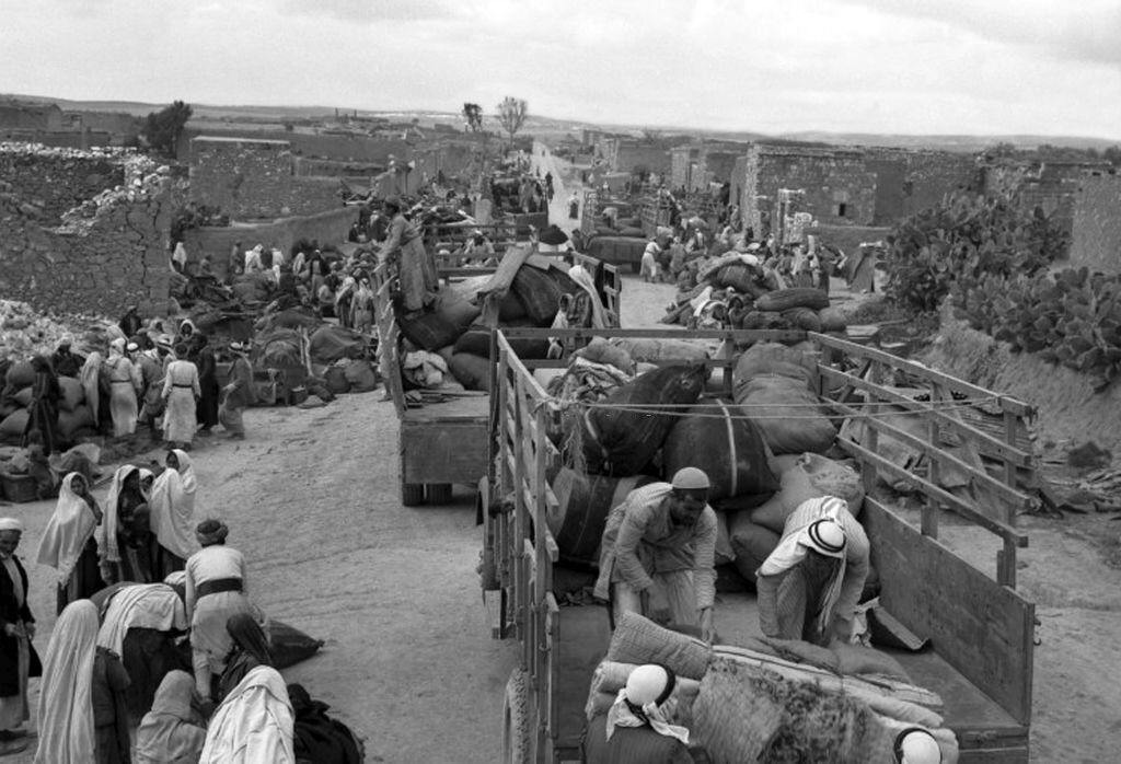 مشهد لفلسطينيين يُهجّرون من قريتهم بفعل العدوان الصهيوني عام 1948. (Getty Images)