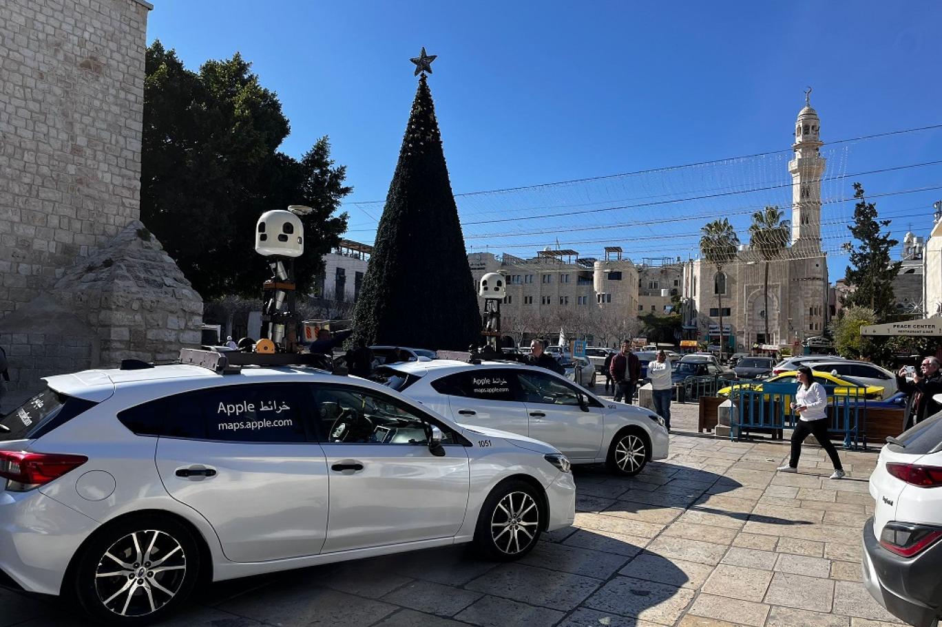 سيارات تتجول في مدينة بيت لحم لالتقاط الصور لصالح خرائط "أبل". (المصدر: اندبندنت عربية).
