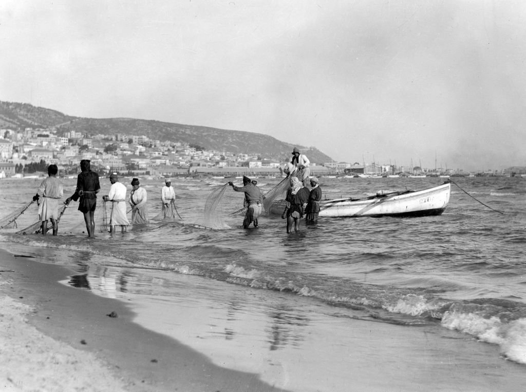 صيادون على شاطئ حيفا (1920) (Getty Images).