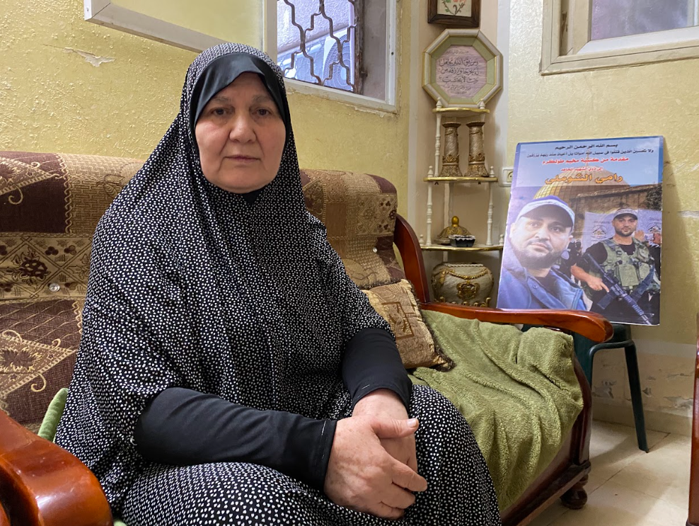 والدة الشهيد رامي الشوملي في منزلها، خلال الحديث مع متراس. عدسة: شذى حمّاد.