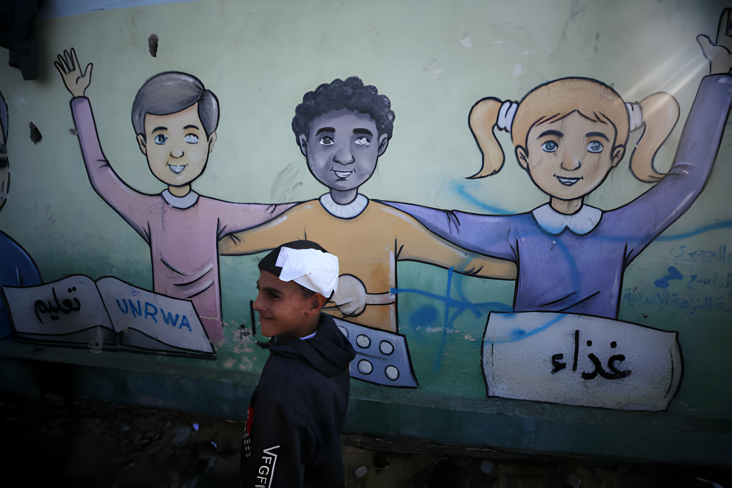 19 كانون الأول 2023، طفل جريح في إحدى المدارس التابعة لوكالة الأونروا في دير البلح، وسط القطاع، وقد نزح إليها الآلاف نتيجة العدوان المستمر على القطاع. (عدسة: مجدي فتحي/ نور فوتو).