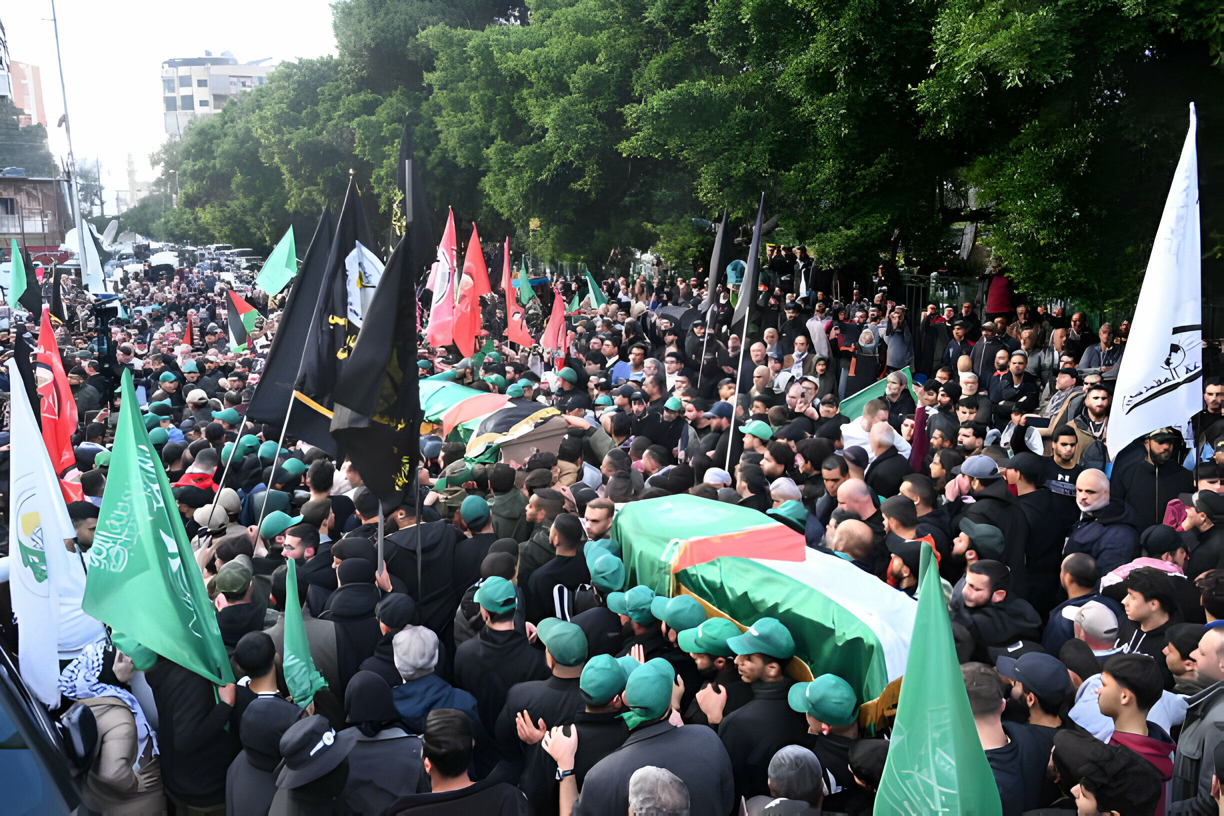 مشيعون يشيعون الشهداء صالح العاروري، ومحمد الريّس، وعزام الأقرع، بعد استهدافهم بقصف إسرائيلي. 4 كانون الثاني 2024 (حسام شبارو/ وكالة الأناضول).