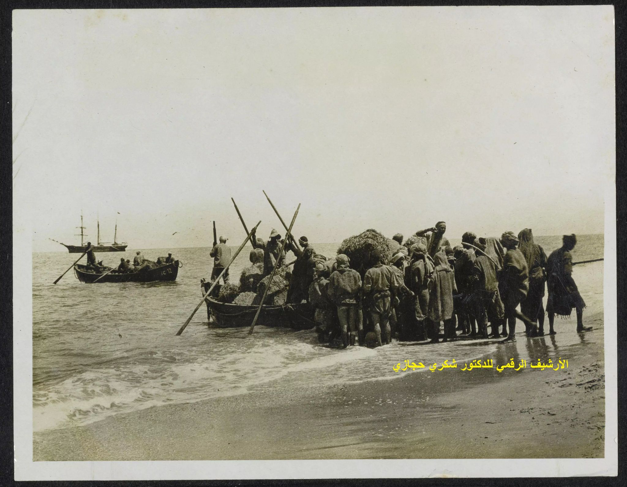 قوات الاحتلال البريطاني تقوم بعملية إنزال لقواتها على شاطئ غزة لاحتلالها عام 1917م . (المصدر: موقع فلسطين في الذاكرة)