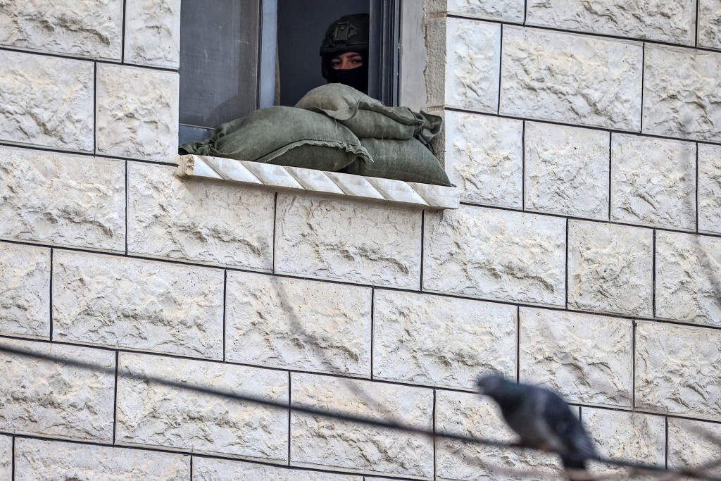 جنود الاحتلال يتخذون أحد المنازل الفلسطينية ثكنة عسكرية في مدينة طولكرم، في 5 شباط/ فبراير 2025. (تصوير: زين جعفر/ وكالة فرانس برس)