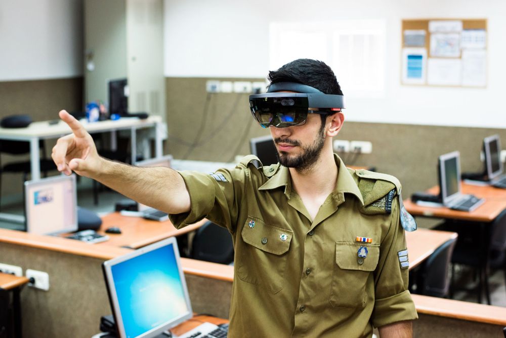 أحد جنود جيش الاحتلال يستخدم نظارات هولولنسHoloLens من انتاج شركة مايركوسوف والتي تتيح الجمع بين الكلمات الواقعية والافتراضية لأغراض عسكرية.
