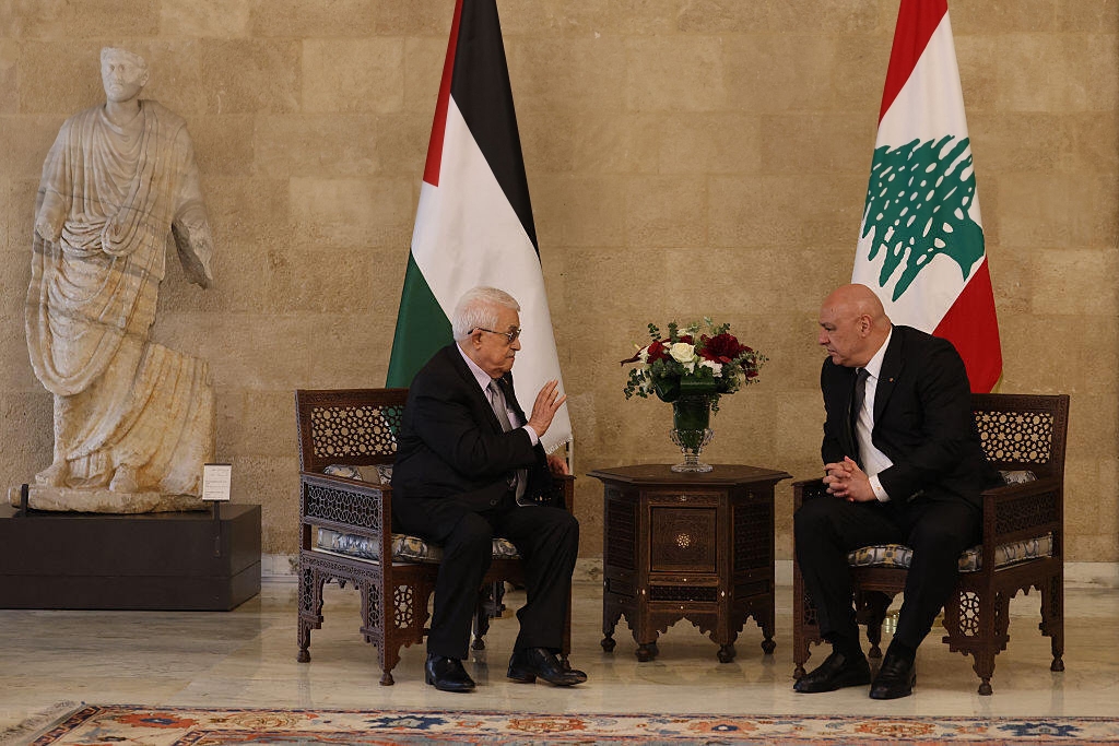 الرئيس اللبناني جوزيف عون (يمين) يلتقي رئيس السلطة الفلسطينية محمود عباس في قصر بعبدا الرئاسي شرق العاصمة بيروت، في 21 أيار/ مايو 2025، ويتباحثان في نزع سلاح المقاومة في المخيمات الفلسطينية في لبنان. (تصوير: أنور عمرو/ وكالة فرانس برس)