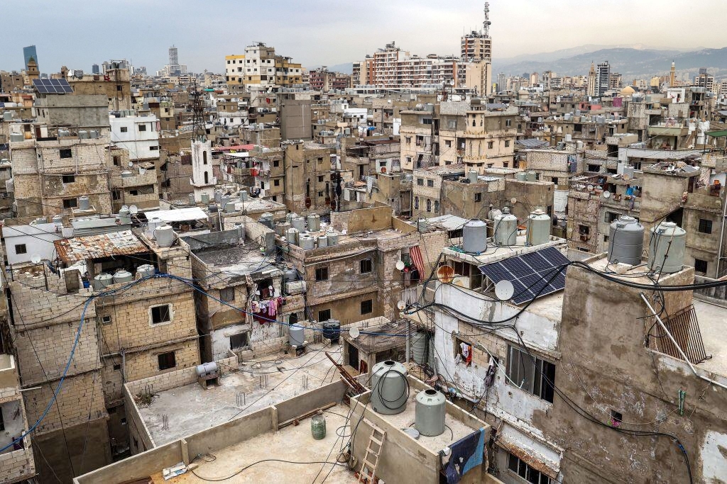 صورة ملتقطة في 19 نيسان/ أبريل 2023، تُظهر جانباً من مخيم شاتيلا للاجئين الفلسطينيين في الضاحية الجنوبية لبيروت. (تصوير: أنور عمرو/ وكالة الصحافة الفرنسية)