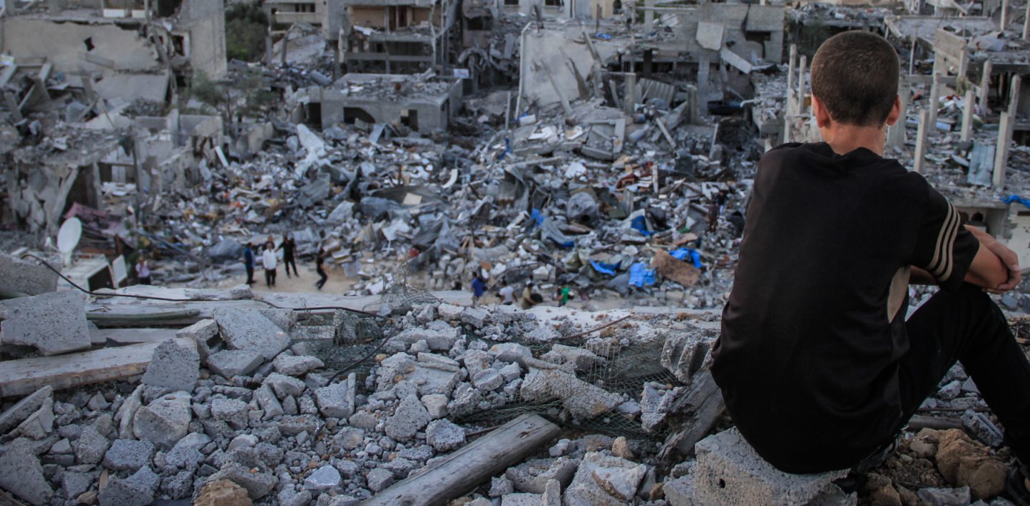 "عقدة في الحلق".. الحزن في منفى غزة