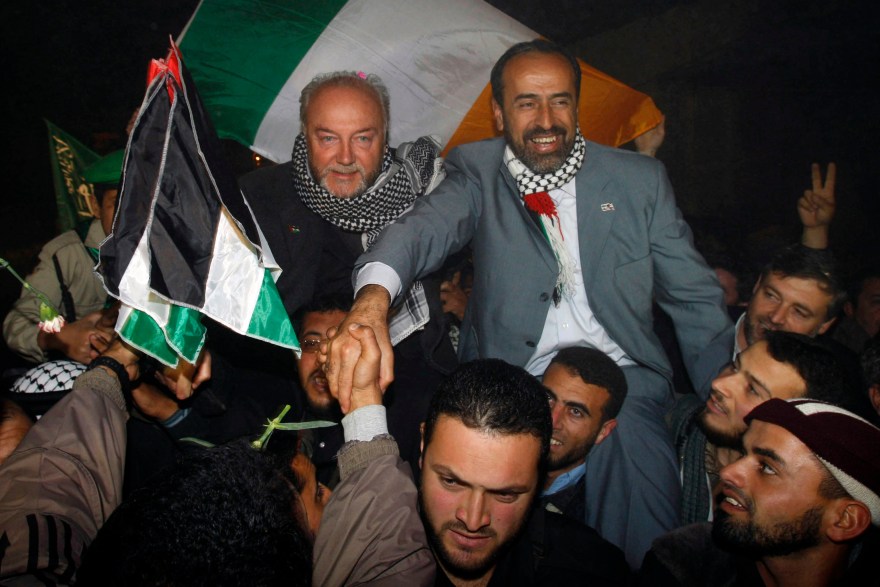  النائب البريطاني جورج غالاوي لدى وصوله على رأس قافلة شريان الحياة -3- إلى قطاع غزة مساء 6 كانون الثاني/ يناير 2010. (المصدر: رويترز) 
