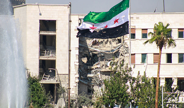 دمار كبير ألحقته غارة جوية إسرائيلية استهدفت مجمع هيئة الأركان العامة للجيش السوري في العاصمة السورية دمشق، ثلاث مرات متتالية، في 16 تموز/ يوليو 2025. (تصوير: نور زيادة/الأناضول)