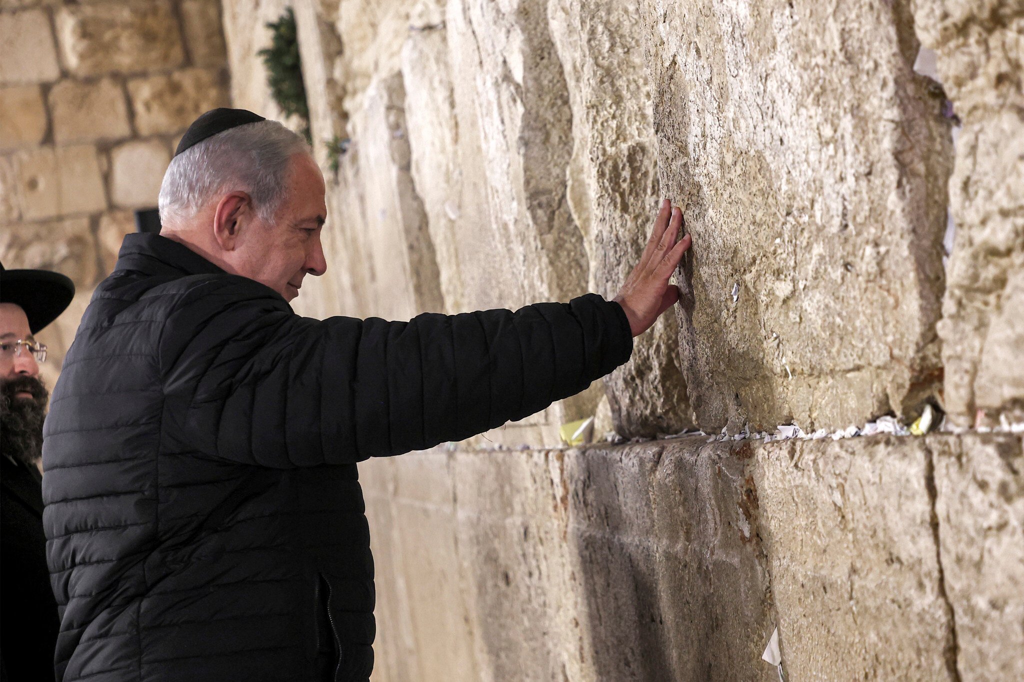 رئيس الوزراء الإسرائيلي بنيامين نتنياهو يؤدي الصلوات التلمودية في حائط البراق في القدس المحتلة، 1 كانون الثاني/ يناير 2023. (تصوير: جيل كوهين ماجن/أسوشيتد برس) 
