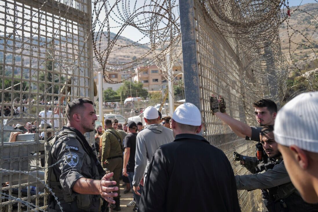 جيش الاحتلال يسمح لأعداد من دروز الأراضي المحتلة العبور عبر السياج الحدودي نحو الأراضي السورية في 16 تموز/ يوليو 2025. (تصوير: مايكل جلعادي/فلاش 90)