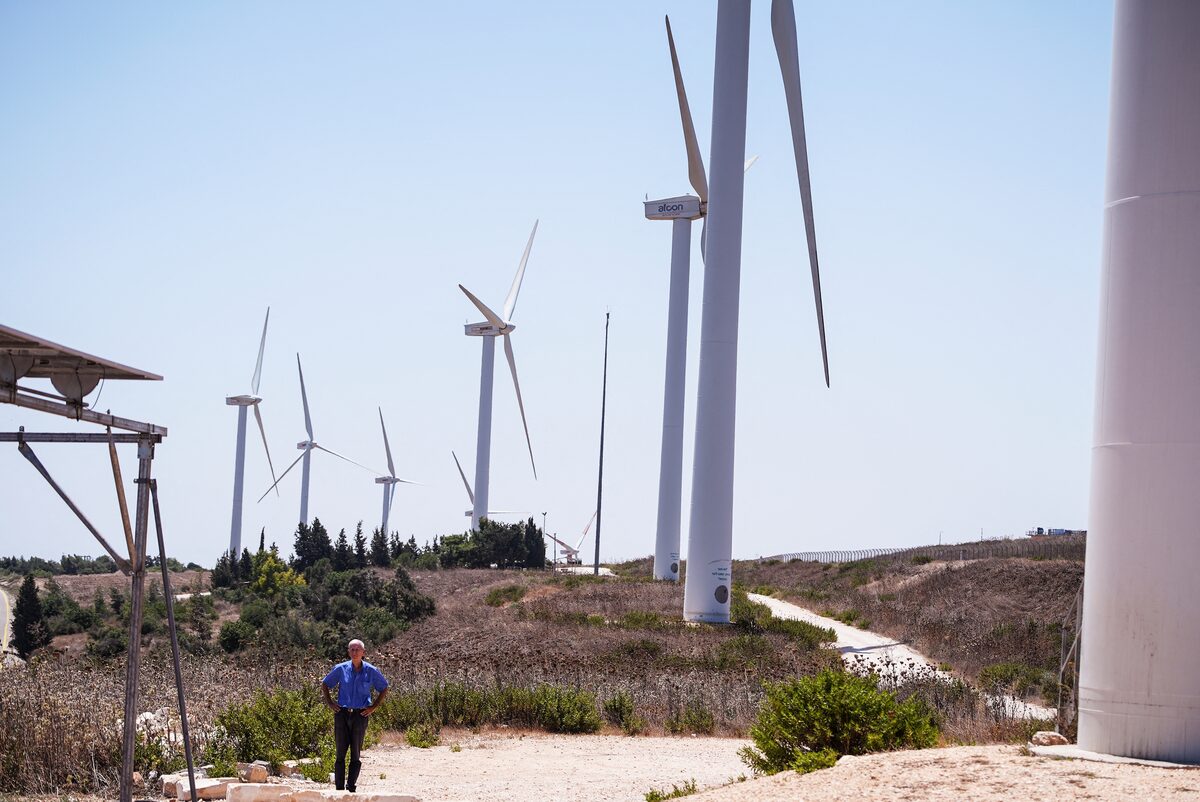  رئيس عمليات الطاقة في كيبوتس معاليه جلبوع، دوفي ميلر، يقف بجانب توربينات الرياح، في 10 تموز/ يوليو 2024. (المصدر: رويترز)
