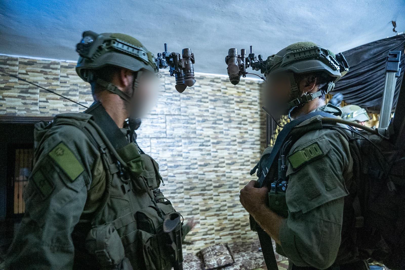 صورة نشرها جيش الاحتلال خلال عملية اعتقال لأحد الشبان من منزله في الجنوب السوري. 