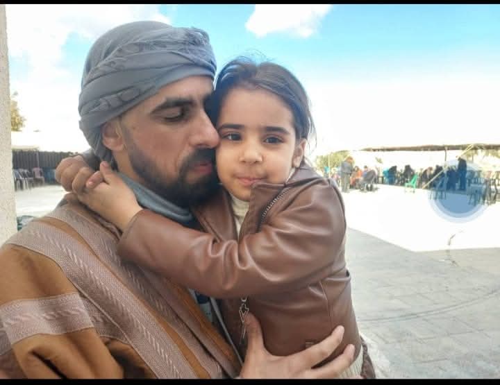 الأسير أحمد الكريان رفقة طفلته قبل اعتقاله في سجون الاحتلال. 