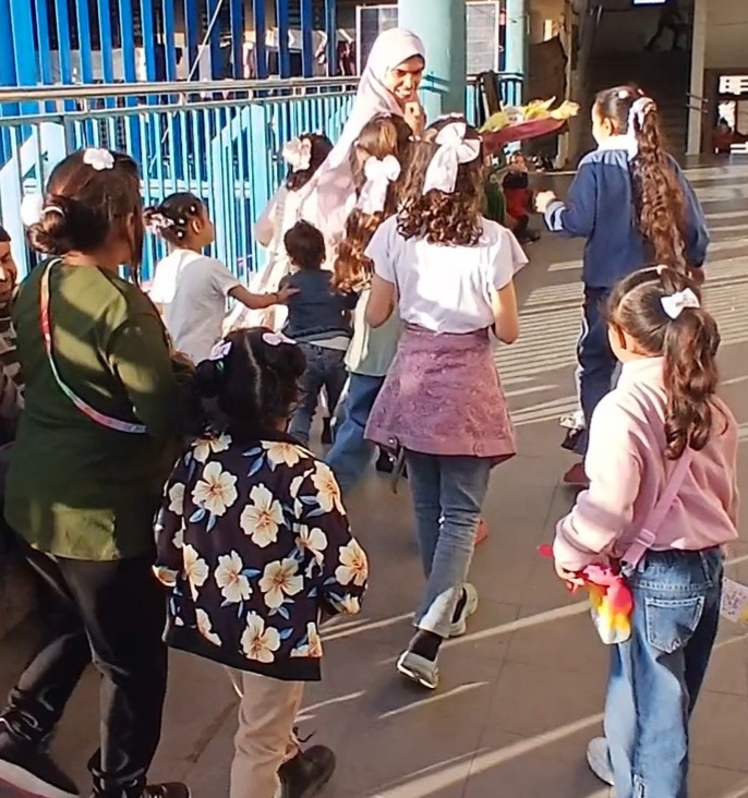 ياسمين توزع الحلوى على الأطفال النازحين. 