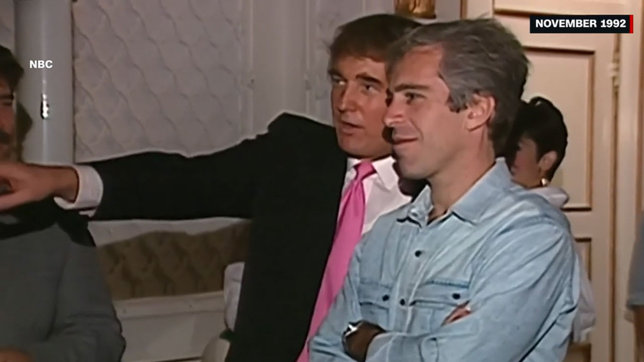 صورة تجمع كل من الرئيس الأمريكي دونالد ترامب، وجنيفري إبستين في إحدى الحفلات في تشرين الثاني/ نوفمبر 1992. 