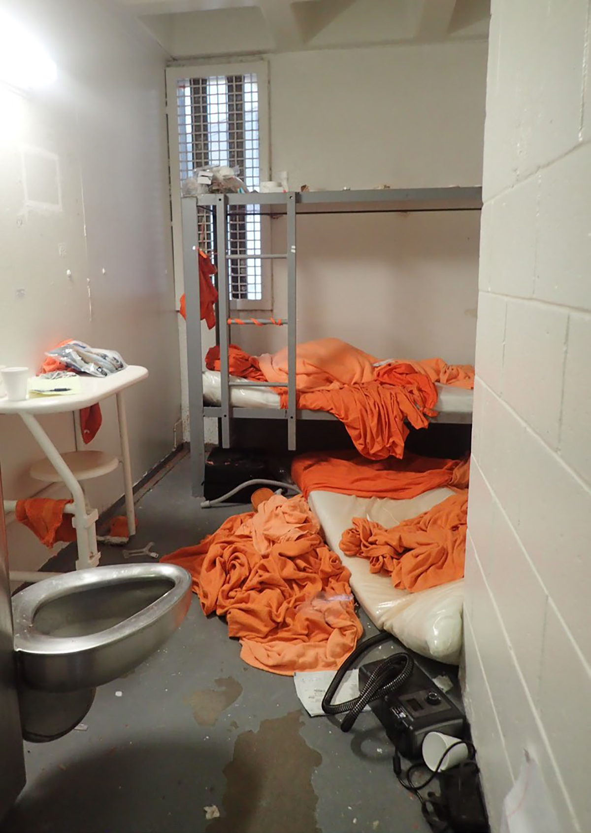 صورة لزنزانة جيفري إبستين بعد وفاته، 10آب/ أغسطس 2019، نشرتها وزارة العدل الأميركية.
