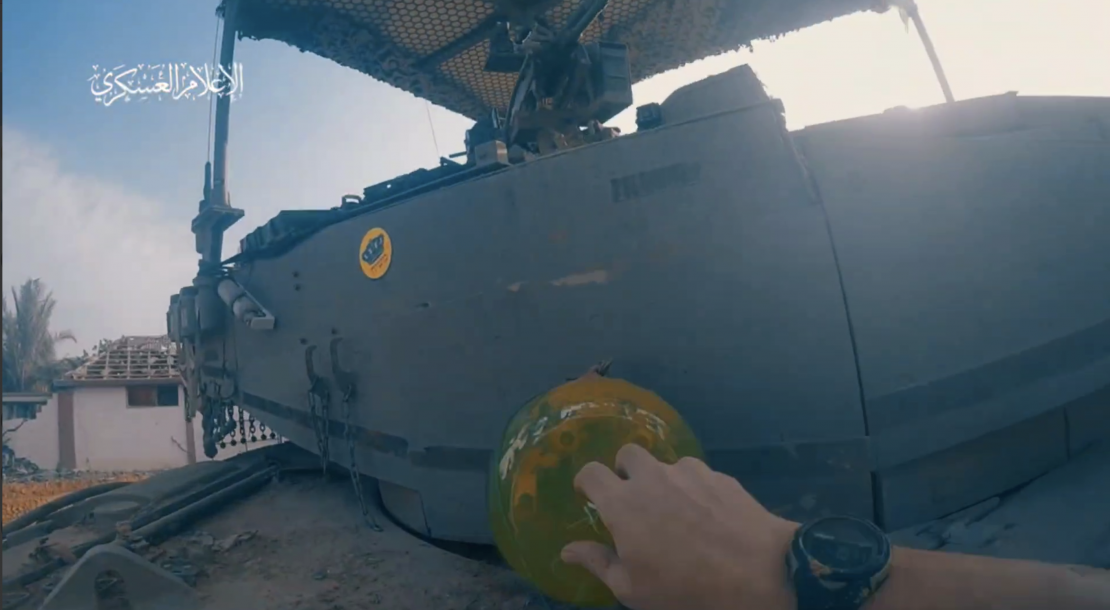 مقاوم يوثق وضعه عبوة من نوع شواظ على دبابة إسرائيلية قبل تفجيرها خلال معركة طوفان الأقصى.