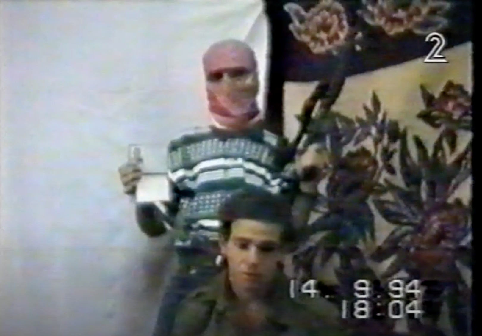 صورة من شريط فيديو نشرته خلية في كتائب القسام بعد اختطاف الجندي الإسرائيلي نخشون فاكسمان في تشرين الأول/ أكتوبر 1994، واحتجزته في شقة في قرية بير نبالا قرب القدس المحتلة.