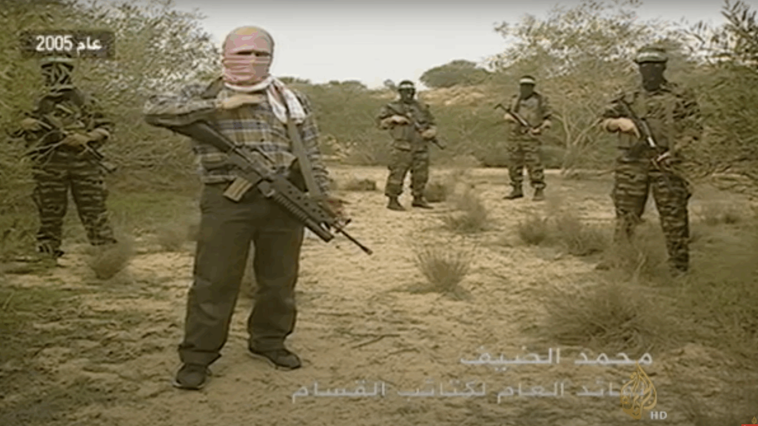 الشهيد محمد الضيف محاطاً بعناصر القسام خلال مقابلته الصحفية الوحيدة مع برنامج "في ضيافة البندقية" عام 2005.
