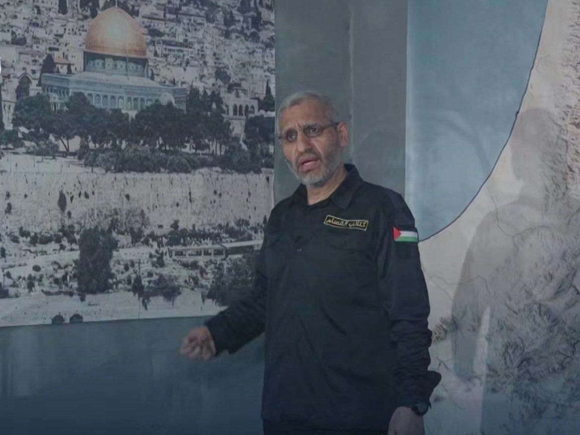 آخر ظهور لقائد هيئة أركان كتائب القسام، الشهيد محمد الضيف خلال مقطع مصورة كشفت عنه كتائب القسام في برنامج "ما خفي أعظم" الذي تبثه قناة الجزيرة. 