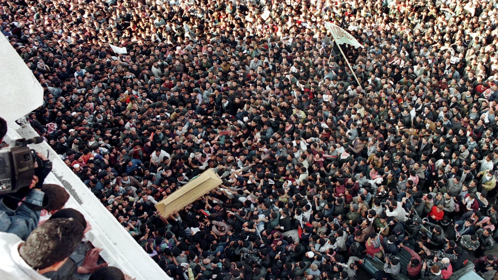  آلاف الفلسطينيين يشاركون في جنازة الشهيد يحيى عياش. (المصدر: رويترز)