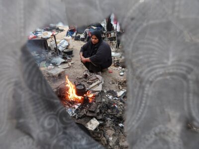 أنا وأختي.. وثالث يتجسس على اتصالنا