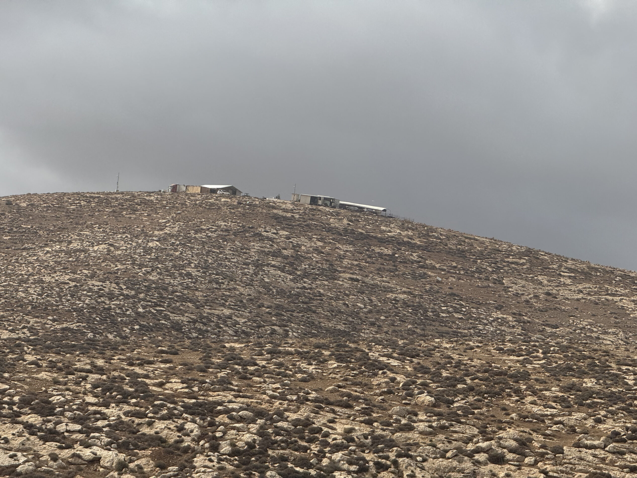 إحدى البؤر الاستيطانية التي زرعت بين خرب مسافر يطا بعد السابع من أكتوبر. (تصوير: شذى حماد/ متراس)