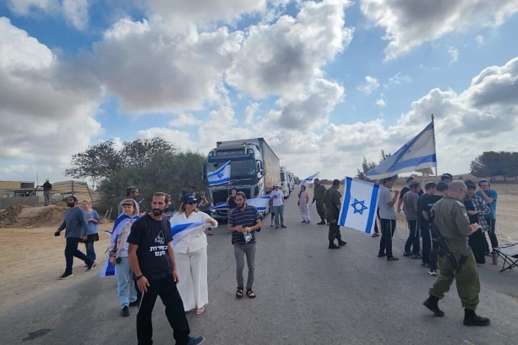 مستوطنون من حركة "الأمر 9" يعترضون مرور شاحنات محملة بالمساعدات إلى قطاع غزة. 