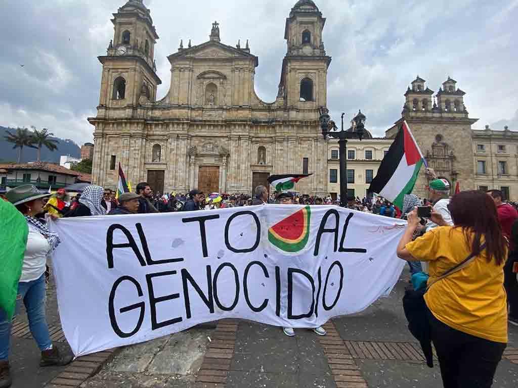 آلاف المتضامنين في العاصمة الكولومبية بوغوتا يرفعون الأعلام الفلسطينية، في 9 نيسان/ أبريل 2025، خلال تظاهرات شهدتها مدن مختلفة في كولومبيا.