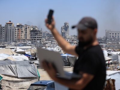 أنا وأختي.. وثالث يتجسس على اتصالنا