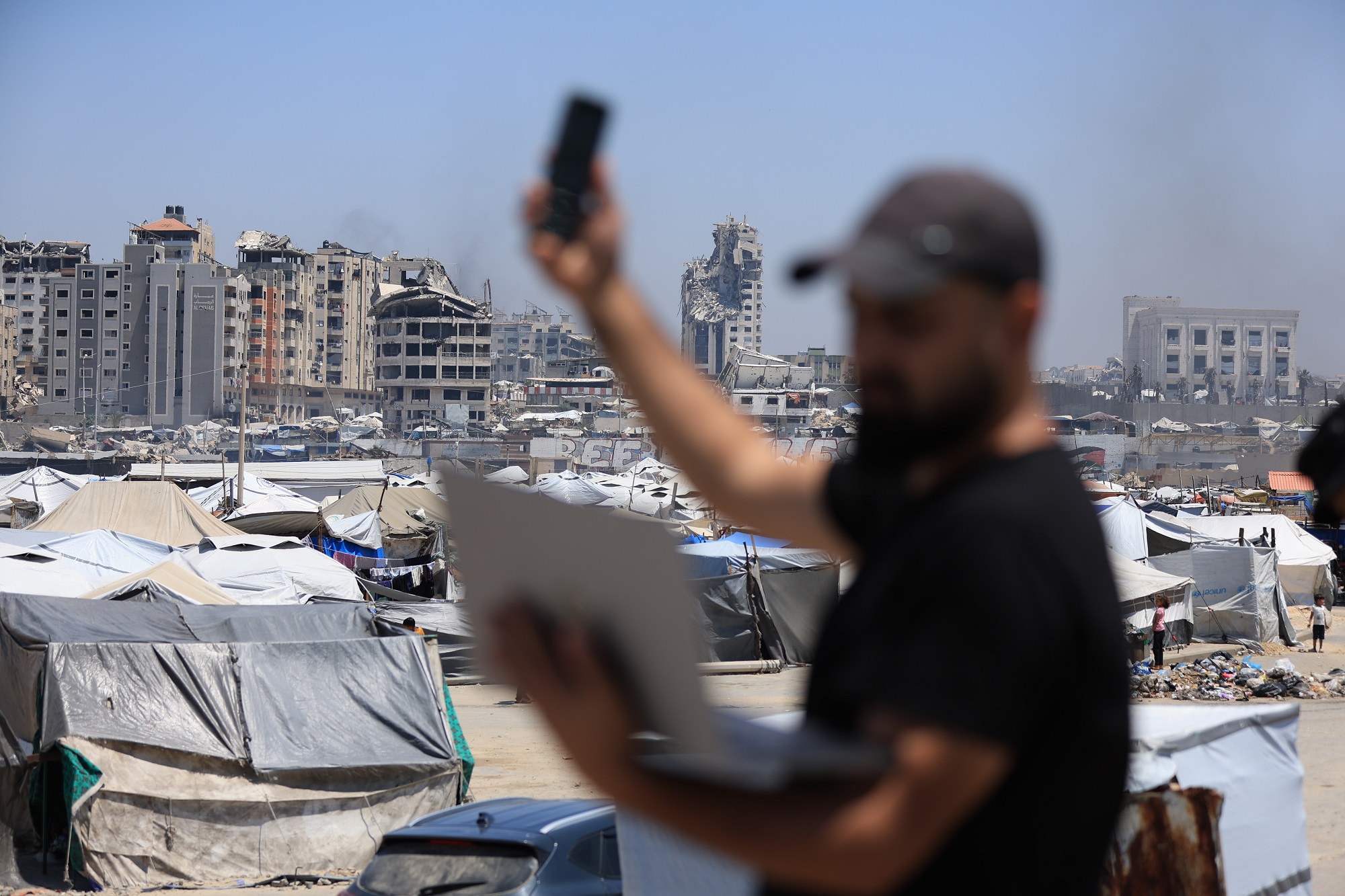 أنا وأختي.. وثالث يتجسس على اتصالنا