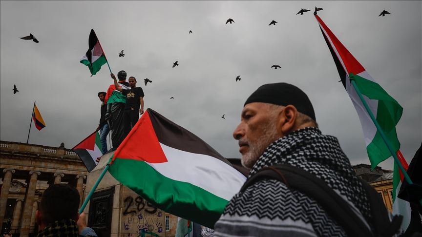 متظاهرون في في ساحة بوليفار في العاصمة الكولمبية بوغوتا، في 18 تشرين الأول/ أكتوبر 2023،تضامناً مع الشعب الفلسطيني. (تصوير: خوانشو توريس/ وكالة الأناضول)