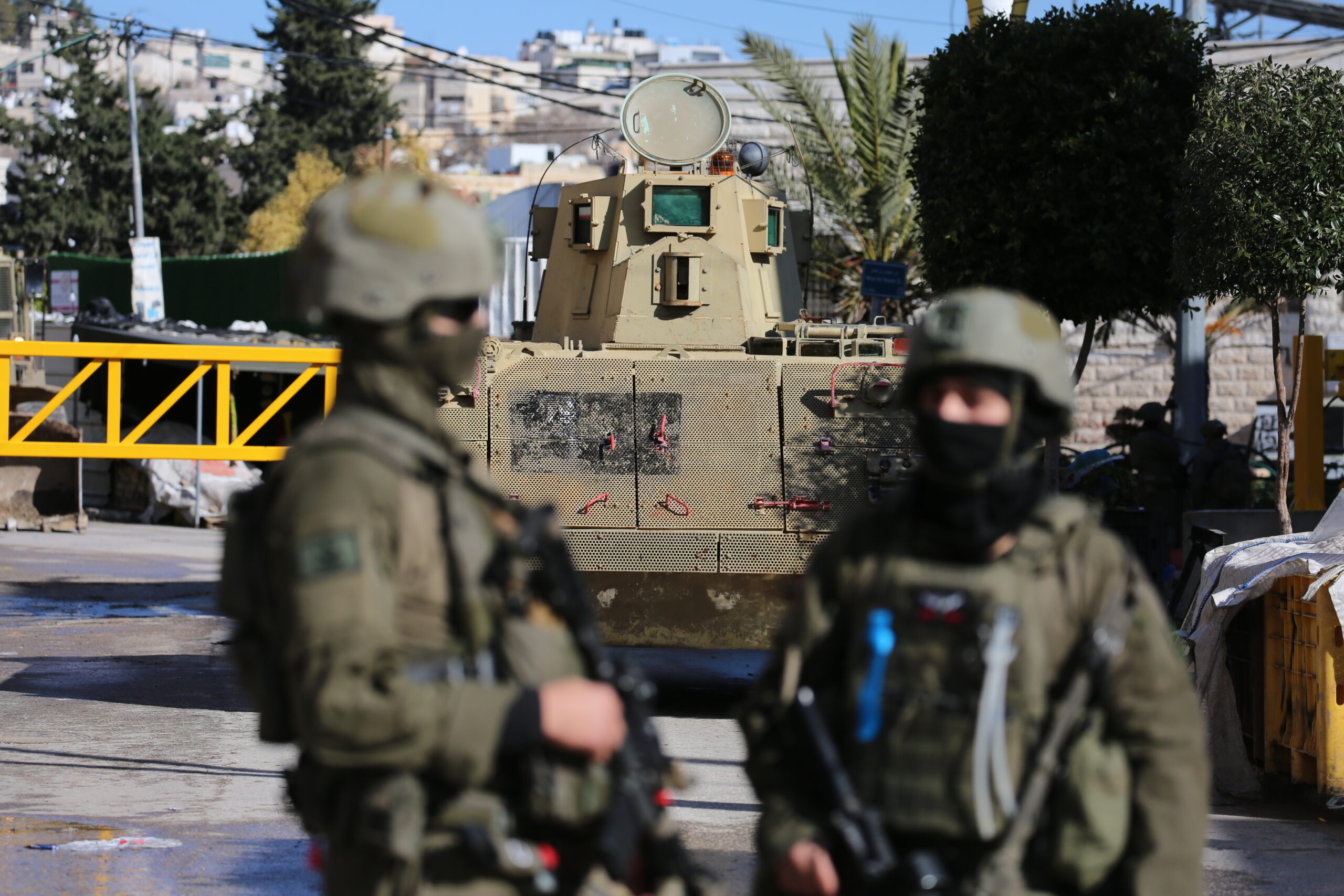 حين أكل الدود اتفاق الخليل