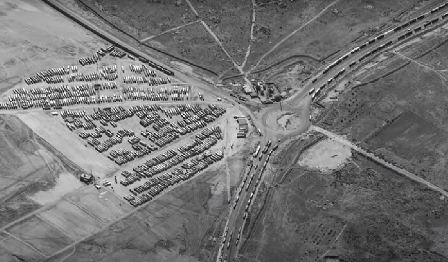 صور جوية التقطتها طائرة مسيّرة لمعبر رفح في 22 شباط/ فبراير2024 تظهر تكدس مئات الشاحنات على معبر رفح.