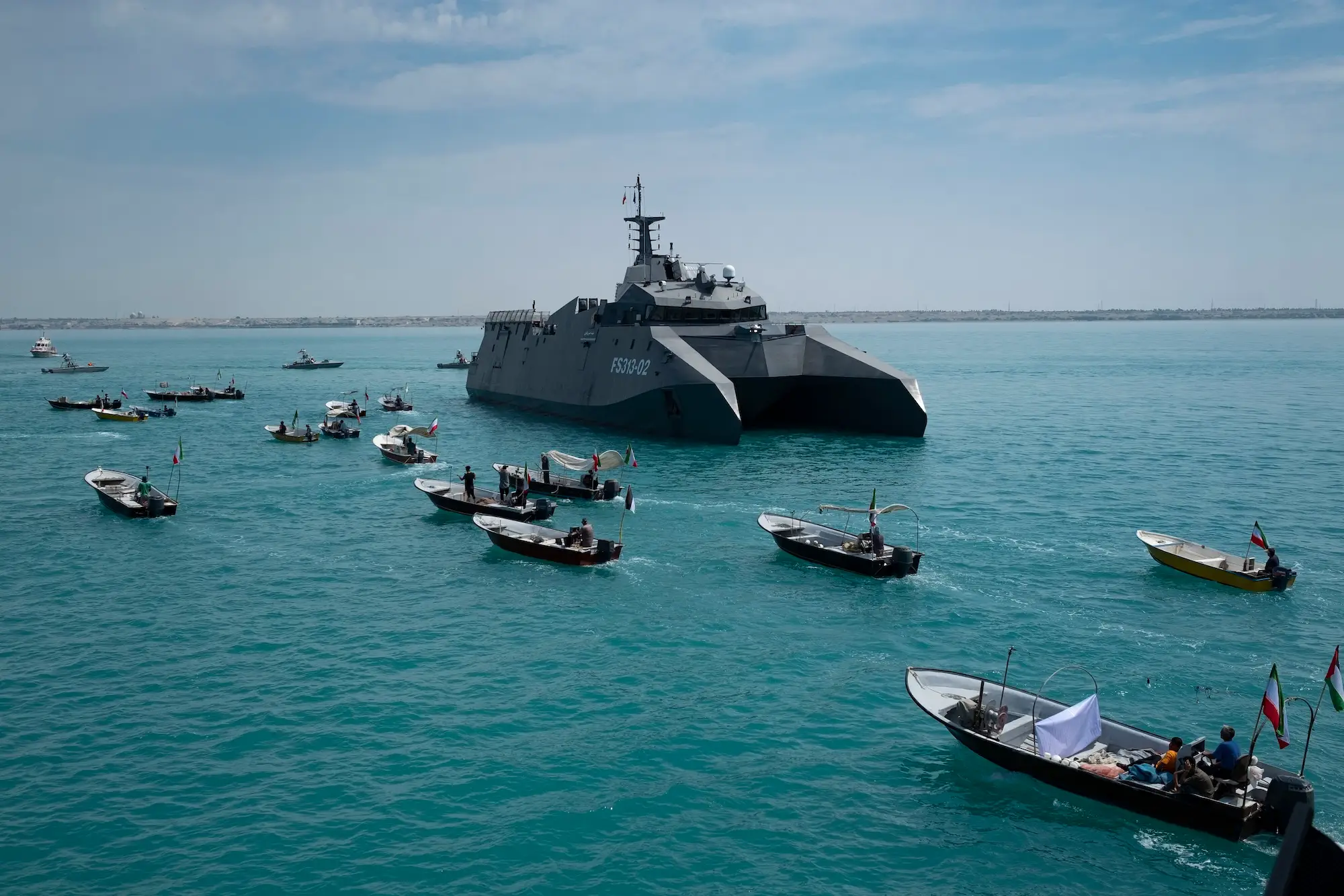 "أسراب البعوض".. كيف تسيطر إيران على مضيق هرمز؟